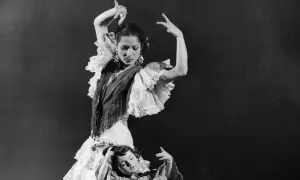 La familia Amaya flamenco, madre e hija bailan con pasión. La madre, con volantes y mantón, dirige la escena.