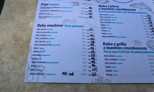 Menu nad morzem: ile kosztuje obiad? Ceny ryb smażonych zaczynają się od 16 zł za 100g. Ryba z pieca lub grilla z masłem czosnkowym kosztuje od 19 zł za 100g.