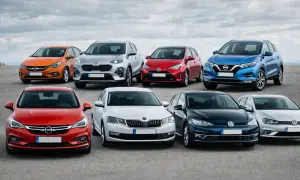 Różne modele samochodów, od kompaktowych po SUV-y, ustawione w rzędach. Każdy pojazd prezentuje inny kolor i styl.