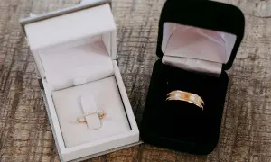 Dos anillos, uno de oro con diamantes y otro de oro liso, en sus cajas. ¿Cuánto pesa un anillo?