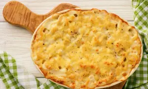 Delizioso pasta al forno bianca napoletana, dorata e filante, pronta per essere gustata.