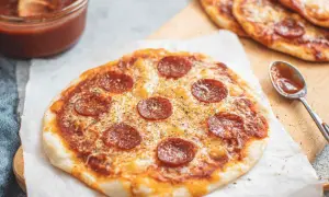 Pyszna pizza na tortilli z patelni, z serem i pepperoni. Idealna na szybki obiad.