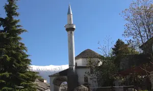 Minaret i meczet w Albanii, świadectwo bogatej historii i religii kraju.
