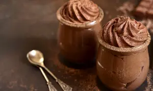 Deux verrines de mousse au chocolat, prêtes à être dégustées. Une invitation à réaliser cette recette facile et gourmande.