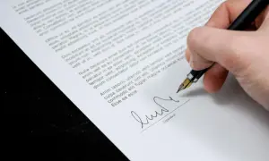Podpisanie dokumentu, który może być aktem własności, a jego treść odzwierciedla informacje z księgi wieczystej.