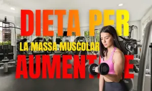 Donna in palestra solleva pesi, con testo "Dieta per la massa muscolare".