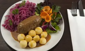 Gdzie zjeść roladę śląską w Katowicach? Najlepsze lokalizacje i smaki