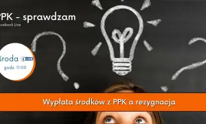 Kobieta patrzy w górę na tablicę z rysunkami żarówki i znaków zapytania.