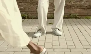 Eleganckie, jasne klapki to idealne buty do teatru, gdy chcesz połączyć komfort z dobrym stylem.