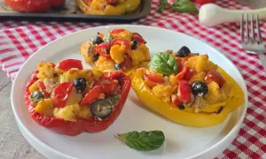 Poivrons farcis rouges et jaunes, garniture de tomates, olives et pain. Une recette poivron savoureuse et colorée.