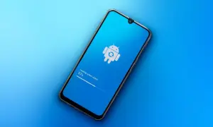 Un téléphone Android affiche l'installation d'une mise à jour système à 57%.