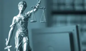 Figurka Temidy z wagą i mieczem. Zastanawiasz się, ile kosztuje apelacja u adwokata?
