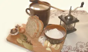 Składniki na pyszny żurek: zakwas, chleb, cebula, czosnek, grzyby, liście laurowe, pieprz.