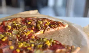 Ile kawałków ma pizza? Zaskakujące różnice w rozmiarach i krojeniu