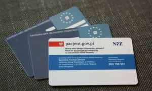 EKUZ, czyli Europejska Karta Ubezpieczenia Zdrowotnego, to dokument potwierdzający prawo do świadczeń medycznych w UE. Na zdjęciu widać kilka takich kart.