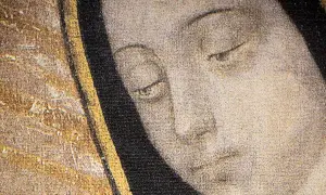 Matka Boska z Guadalupe, jej oczy pełne łagodności patrzą z obrazu. Złote zdobienia i ciemny welon podkreślają jej majestat.