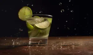¿Qué pedir sin gas en un bar? ¡Explora opciones más allá del refresco!