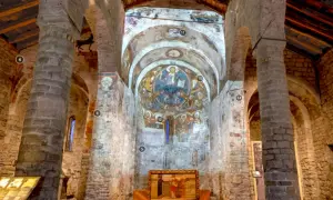 Interior de iglesias románicas del Vall de Boí. Frescos medievales en el ábside y altar.