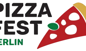 Pizza Fest Berlin: Ein riesiges Stück Pizza mit grünen und weißen Belägen, das für das bevorstehende Pizza Festival in Berlin wirbt.