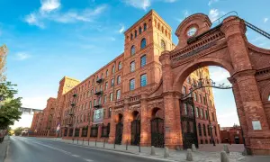 Imponująca ceglana Manufaktura w Łodzi, dawniej fabryka, dziś centrum kultury i rozrywki. Stare miasto tętni życiem.