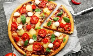 Kto wymyślił pizzę? Odkryj fascynującą historię jej powstania