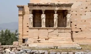 Die Karyatiden der Erechtheion-Tempel auf der Akropolis sind ein Muss beim Athen-Sightseeing.