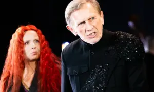 Aktorzy w kostiumach, przypominający scenę z "Króla Lira", streszczenie dramatu w ich wyrazach twarzy.