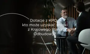 Dotacje z KPO – kto może uzyskać środki z Krajowego Planu Odbudowy? Dwóch mężczyzn w garniturach ściska sobie dłonie.