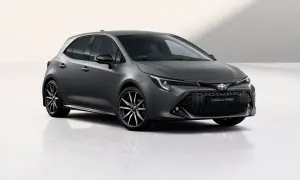 Nowoczesna, ciemnoszara Toyota Corolla Hybrid z felgami o sportowym wzorze, prezentowana na białym tle.