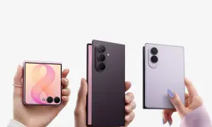 Tre mani mostrano smartphone pieghevoli in diverse colorazioni. Uno smartphone zoom cattura dettagli incredibili.