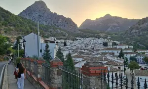 Atardecer sobre los blancos pueblos de la sierra de Grazalema, con imponentes montañas de fondo.