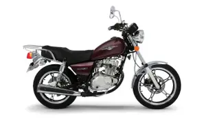 Ciemnoczerwony motocykl Suzuki Intruder 125 na białym tle.