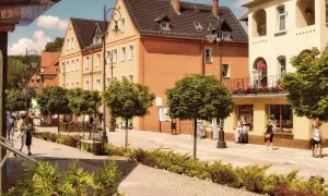 Ulica w Świeradowie-Zdroju. Sprawdzam rozkład jazdy busów Jelenia Góra Świeradów-Zdrój.