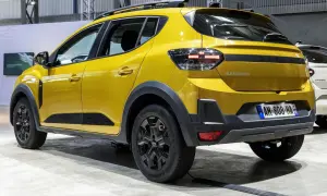 Żółty Dacia Sandero Stepway z czarnymi dodatkami. Sprawdź atrakcyjną dacia sandero cena!