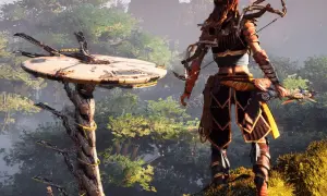 Aloy z łukiem stoi na wzgórzu, patrząc na maszynę w lesie. To kluczowy moment w Horizon Zero Dawn poradnik.