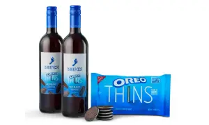 Dwie butelki wina Barefoot Red Blend i paczka ciastek Oreo Thins. Idealne połączenie dla miłośników słodkości i dobrego trunku, czyli wino ze stopą i chrupiące ciasteczka.