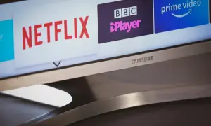 Ekran telewizora Samsung z ikonami Netflix, BBC iPlayer, Prime Video. Dowiedz się, jak zaktualizować przeglądarkę w TV Samsung, by cieszyć się nowymi funkcjami.