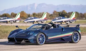 Niebieski Pagani Huayra Roadster z włoską flagą na boku, obok samolotów akrobacyjnych. Jego pagani huayra cena jest astronomiczna.