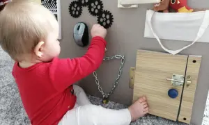 Tablica manipulacyjna DIY: Jak stworzyć idealną zabawkę dla dziecka?