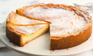 Ein köstlicher veganer Cheesecake, bestäubt mit Puderzucker, wartet darauf, genossen zu werden.