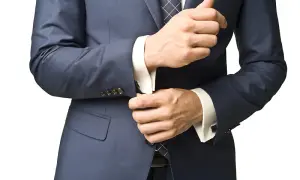 Jak nosić koszulę w spodniach, aby uniknąć modowych wpadek?