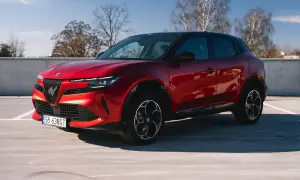 Czerwony Alfa Romeo Tonale na parkingu. Czy to superauto? Opinie są podzielone, ale wygląd robi wrażenie.