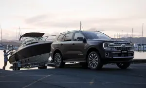 Ford Everest z przyczepą i łodzią przy nabrzeżu. Gotowy na wodne przygody.