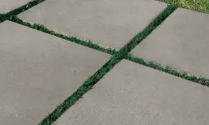 Percorso moderno con piastrelle da esterno 2 cm grigie, alternate a strisce di erba verde.