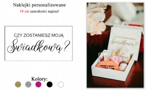 Złota naklejka z napisem "Czy zostaniesz moją świadkową?" na białym tle i w pudełku prezentowym.