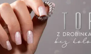 Eleganckie paznokcie z brokatem – idealny pomysł na subtelny manicure. Dłoń ozdobiona pierścionkami z cyrkoniami.