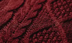Ciemnoczerwona dzianina z warkoczowym splotem. To ciepłe, miękkie włókno, idealne na zimowe swetry.