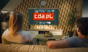 Para ogląda filmy na telewizorze, na którym wyświetla się logo cda.pl. Zastanawiają się, czy cda jest bezpieczne do oglądania.