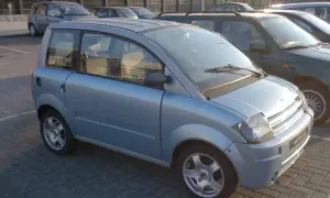 Jasnoniebieski, miejski auto od 16 lat, zaparkowane na kostce brukowej.