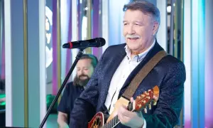 Andrzej Rybiński śpiewa "Nie liczę godzin i lat", grając na gitarze.